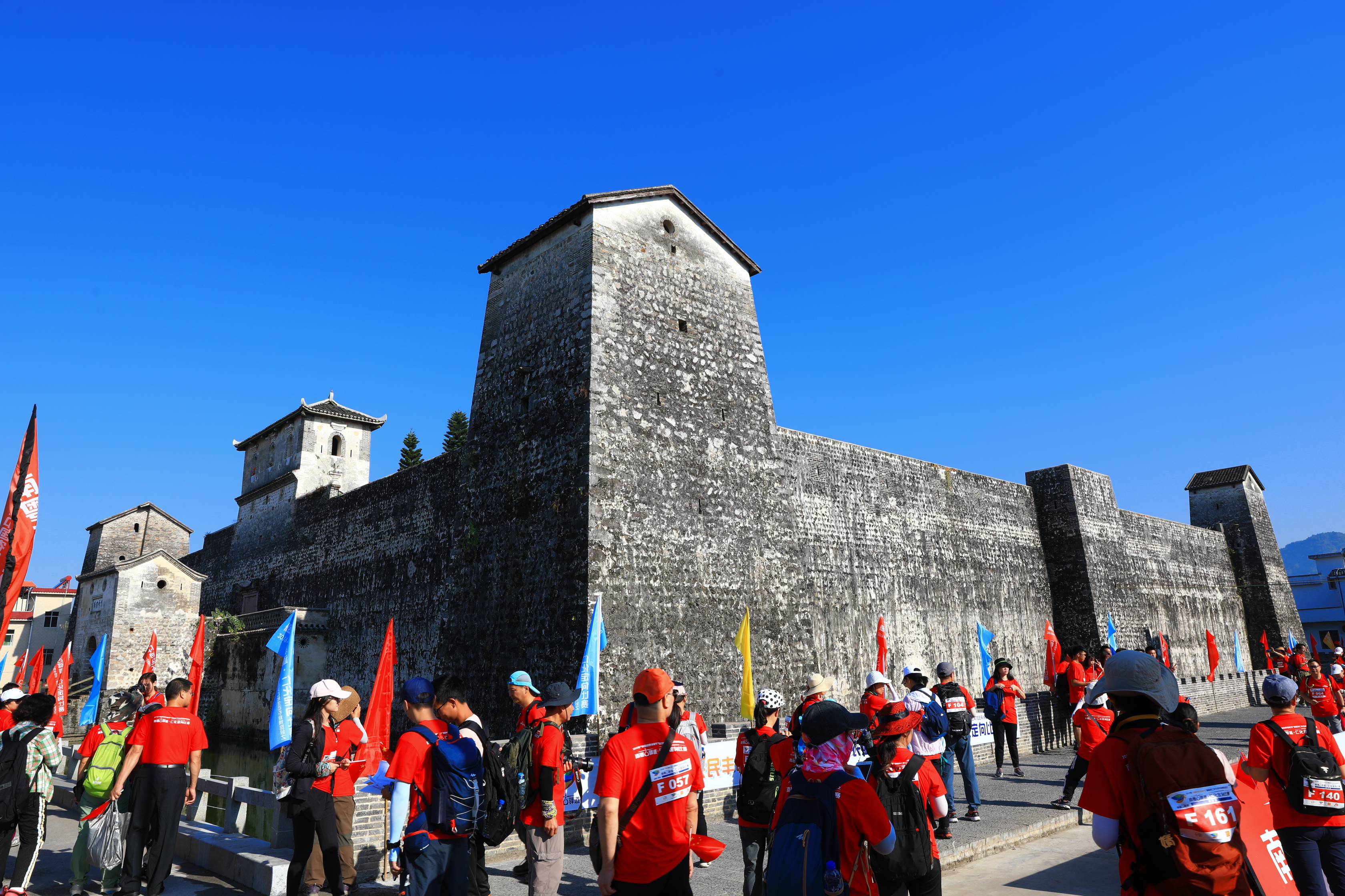 石塘双峰寨引游人，龙全明摄.JPG