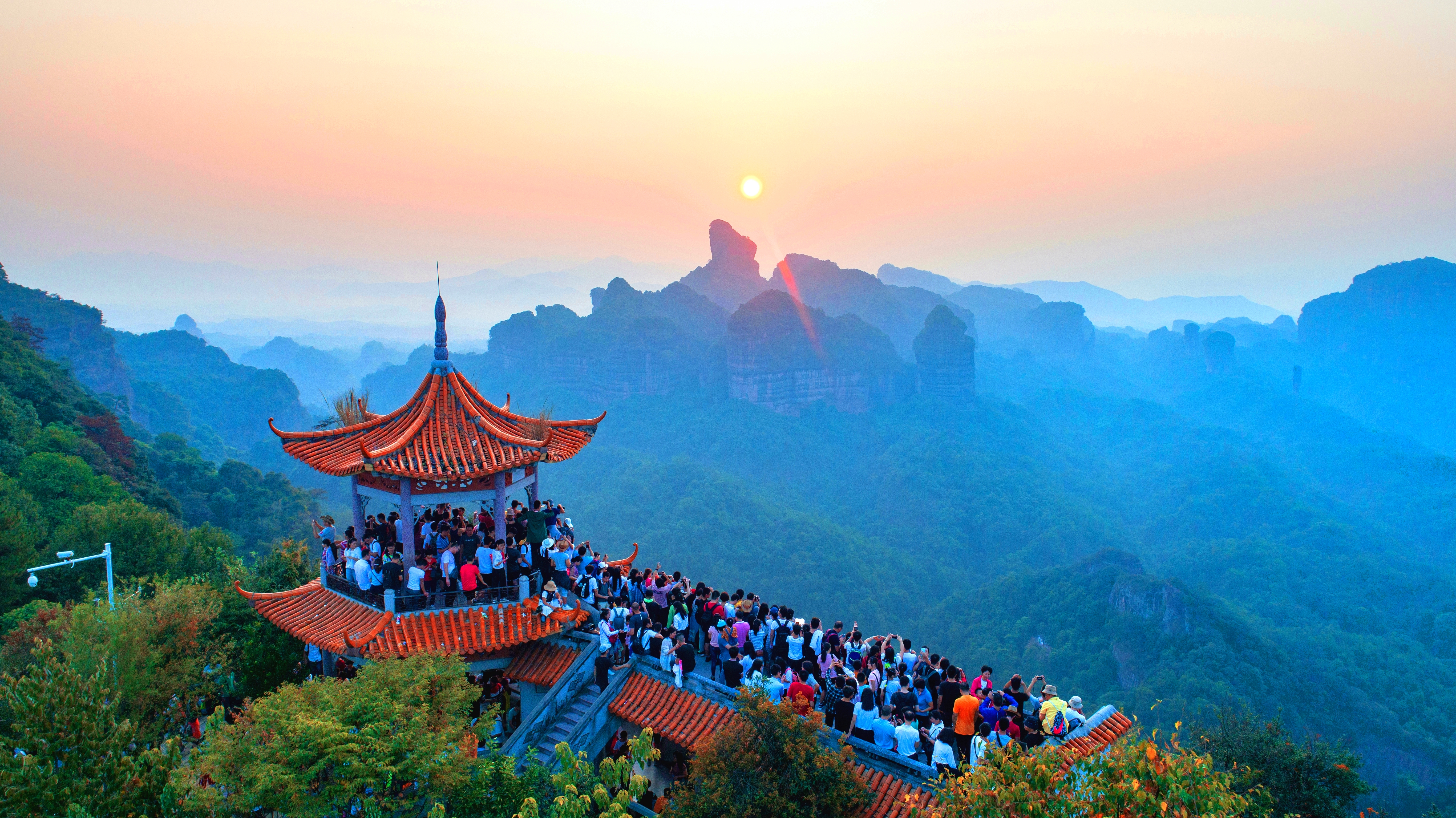 丹霞山日出美景引游人，刘加青摄.jpg