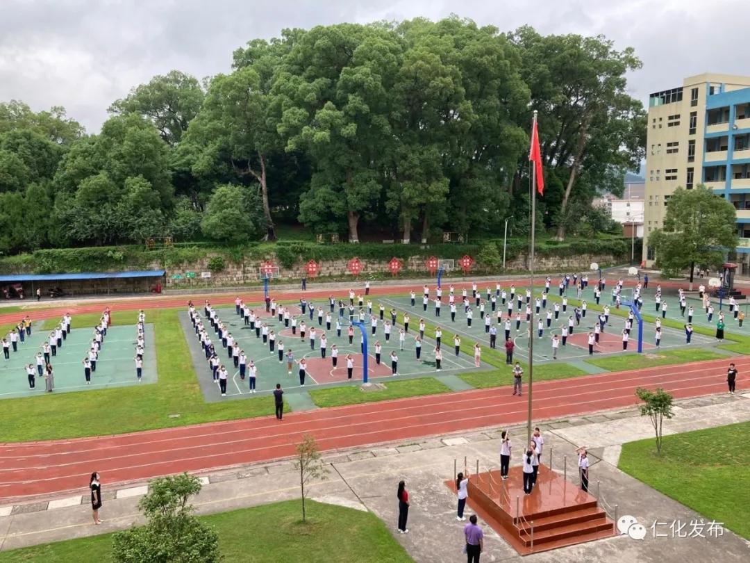 2仁化县长江中心小学的升旗仪式.jpg