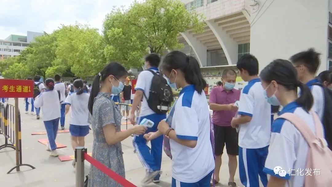 抵达仁化中学考点后,考生们在老