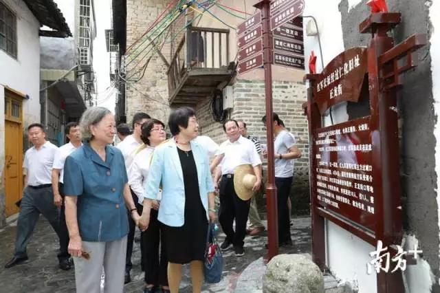 省关工委主任张帼英到韶关仁化调研时指出:让红色基因一代一代传承