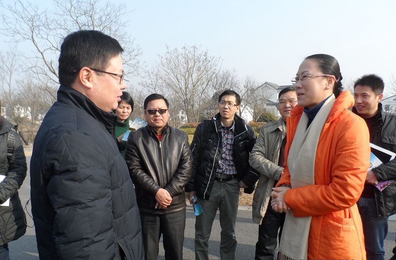 县长王晓梅与当地领导干部交流