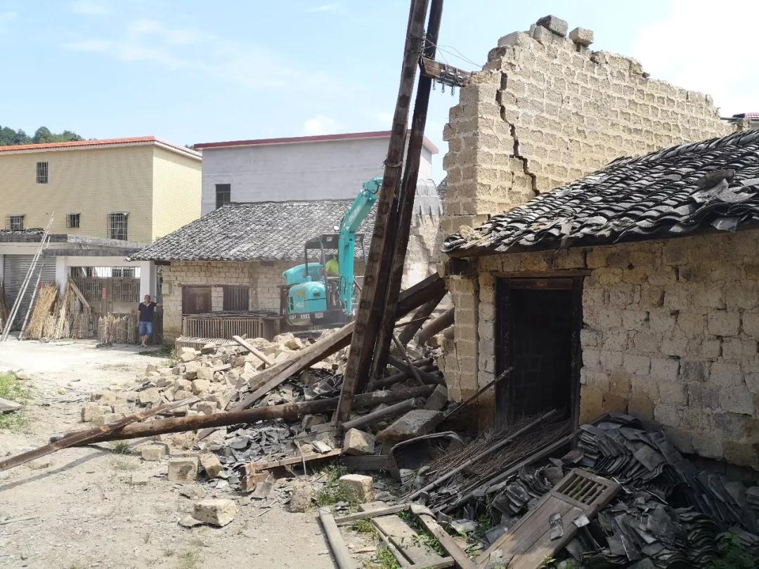 一线双联城口镇四个举措全力推进农村破旧泥砖房拆除工作